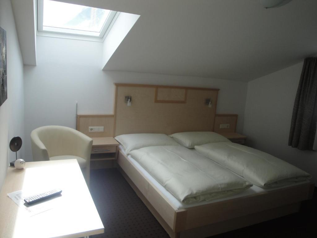 Pension Dorfplatzl Fusch an der Grossglocknerstrasse Chambre photo